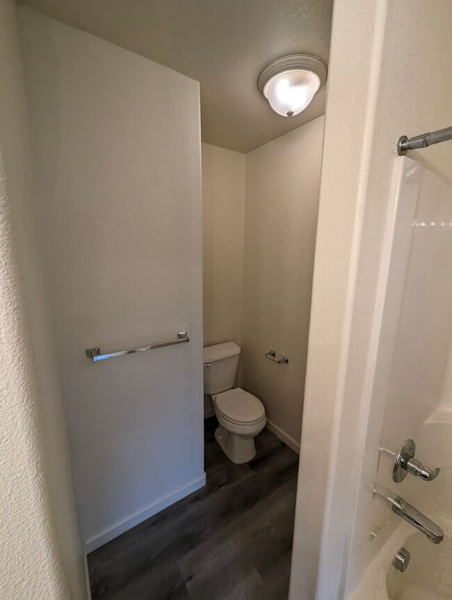 Building Photo - Minutes from Nike and One Week Free! 2 Bed...