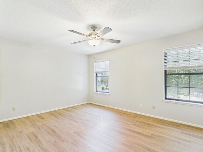 Building Photo - 2-Bed Duplex on Frederick Road !"
