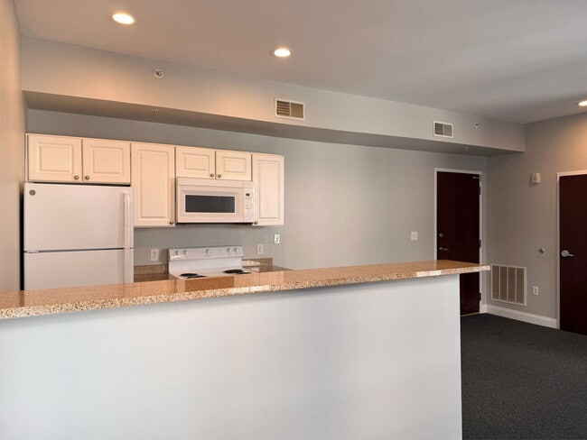 Building Photo - 210 Farmington Ave