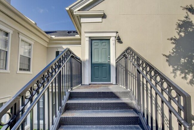 Building Photo - Charming 1/1 Spacious Condo Located in the Desirable Baldwin Park - Orlando!