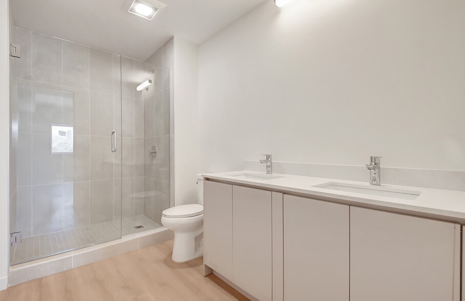 Building Photo - 321 Princeton Dr