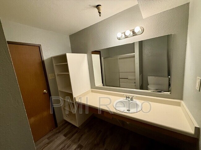 Building Photo - 160 Park St