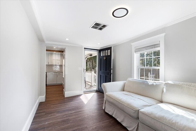 Building Photo - 39 Burley St