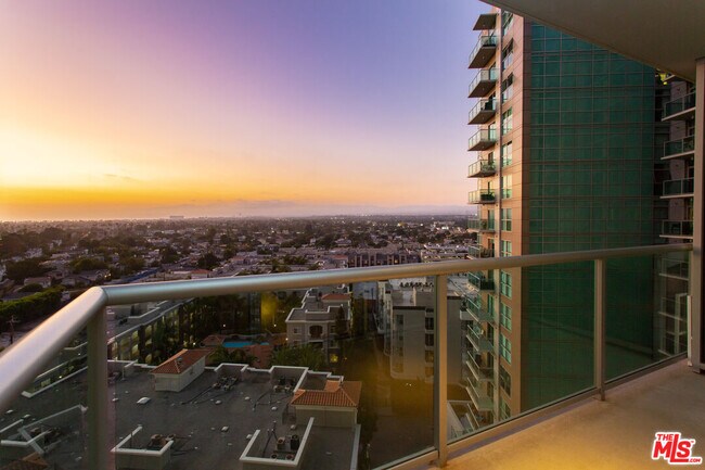 Building Photo - 13700 Marina Pointe Dr