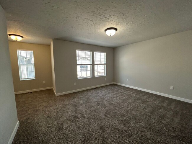 Building Photo - 4 Bedroom 3 Bathroom Townhome in Lehi!