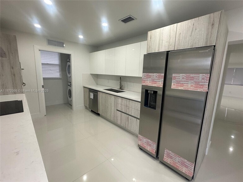 Building Photo - 526 S Rainbow Dr