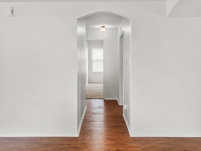 Building Photo - Spacious 1 Story Home!