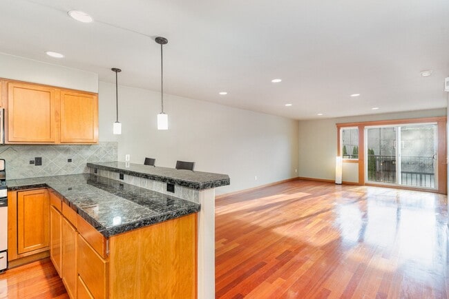 Building Photo - 3Bd/2.5Ba Seattle Townhome