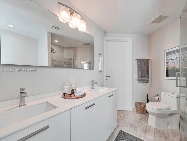 Building Photo - 1300 Brickell Bay Dr