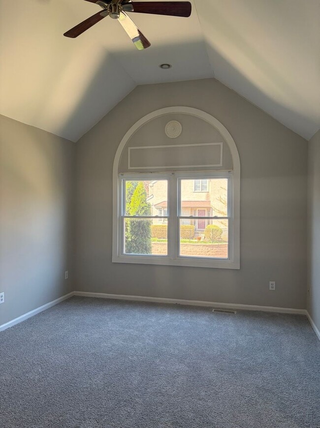 Building Photo - 3BR - WOODED VIEWS • FINISHED BASEMENT • BONUS LOFT • TE SCHOOL DISTRICT