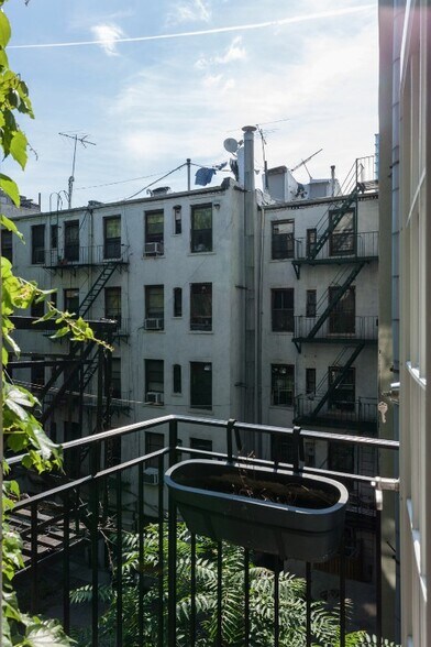 Building Photo - 250 Mott St