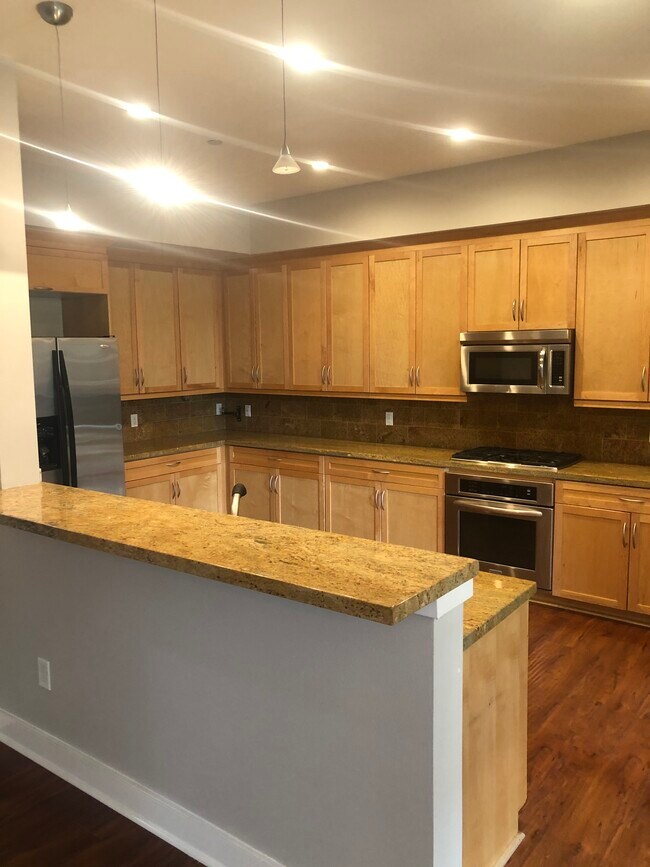 Building Photo - 575 Elm Ave