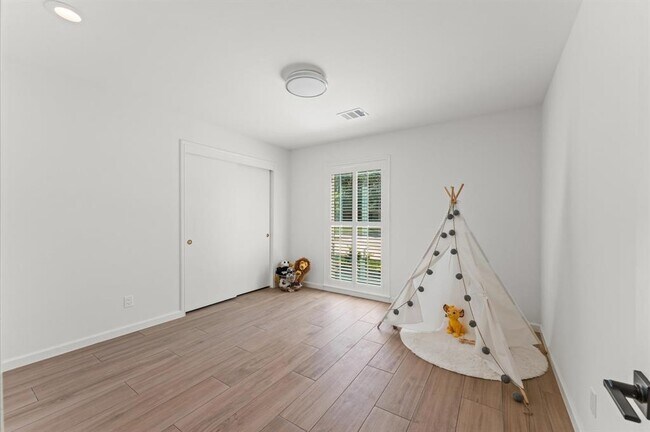 Building Photo - 322 N Wilcrest Dr
