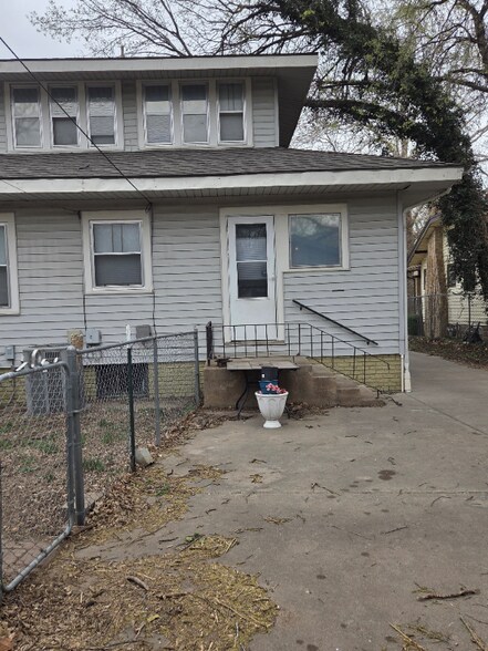 Building Photo - 1039 N Woodrow Ave