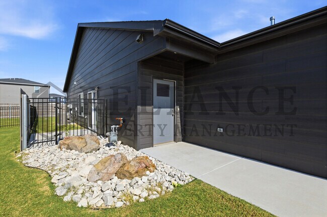 Building Photo - 2755 S Greenleaf St