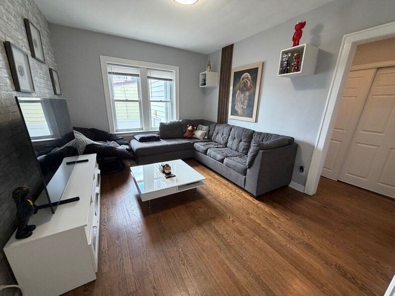 Building Photo - 3219 W Balmoral Ave