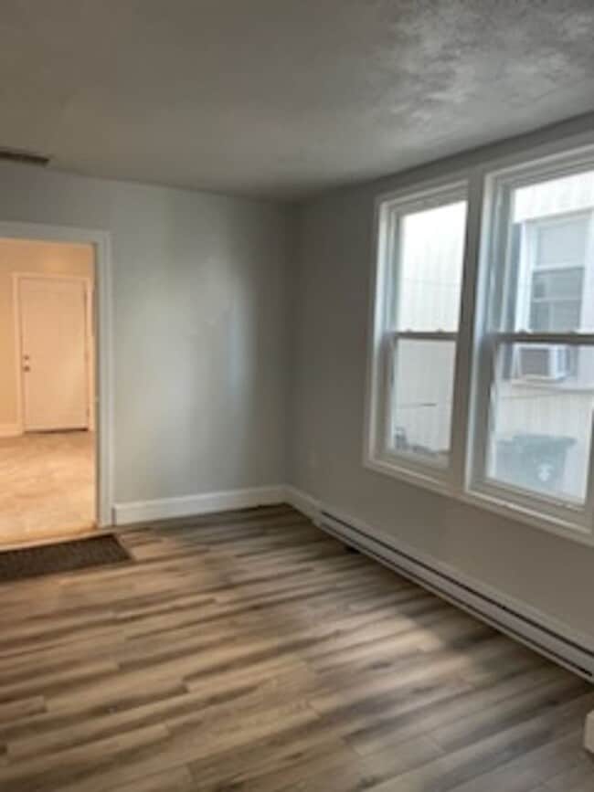 Building Photo - Charming & Updated 3-Bedroom Duplex with Modern Finishes in Hagerstown – Move-In Ready!