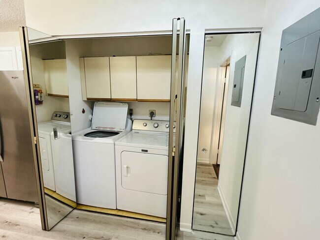 Building Photo - 3953 Cocoplum Cir