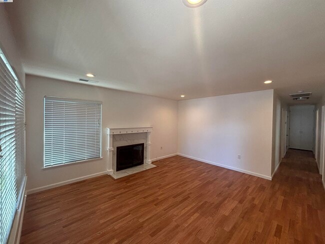 Building Photo - 3428 San Marino Ave