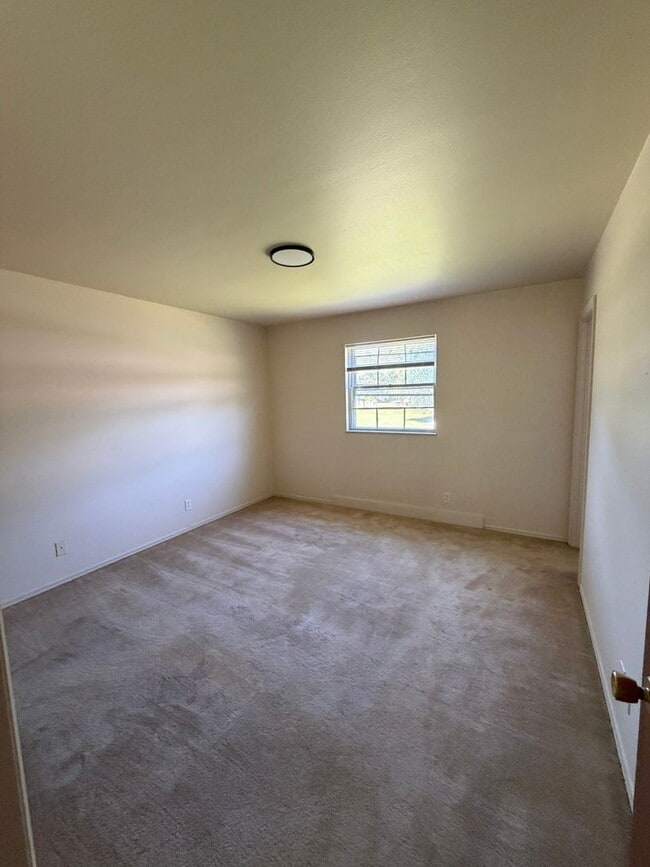 Building Photo - 2014 W Woodriver Dr