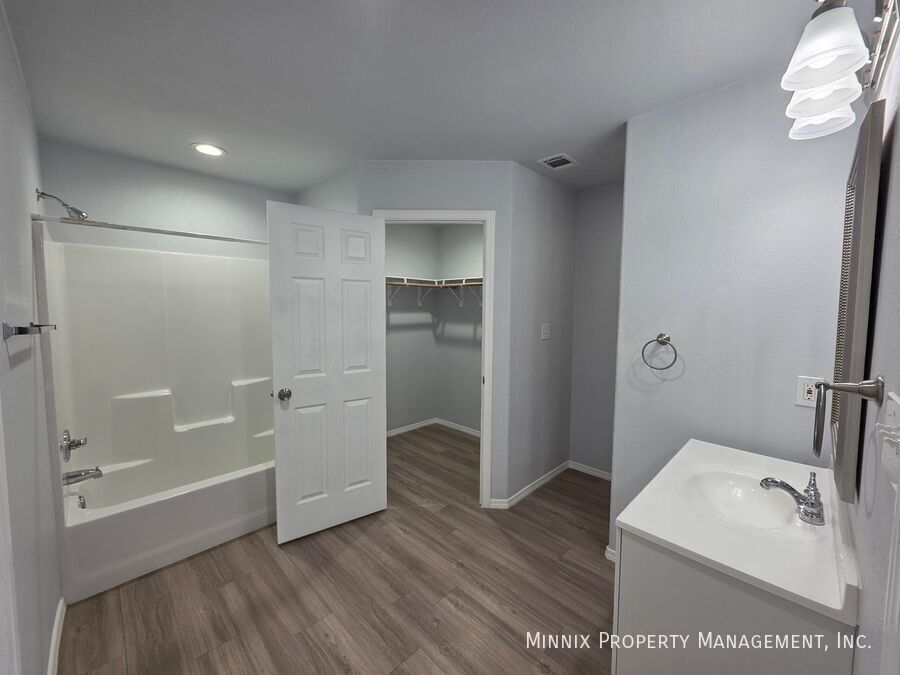 Building Photo - 1647 Wrigley Dr