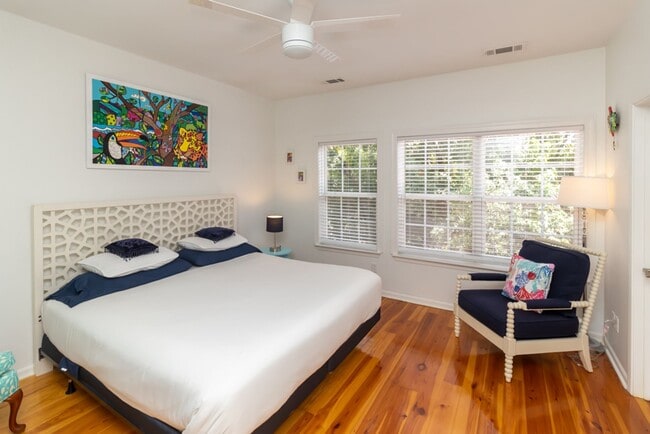 Building Photo - Lovely Townhome Available In Yacht Cove