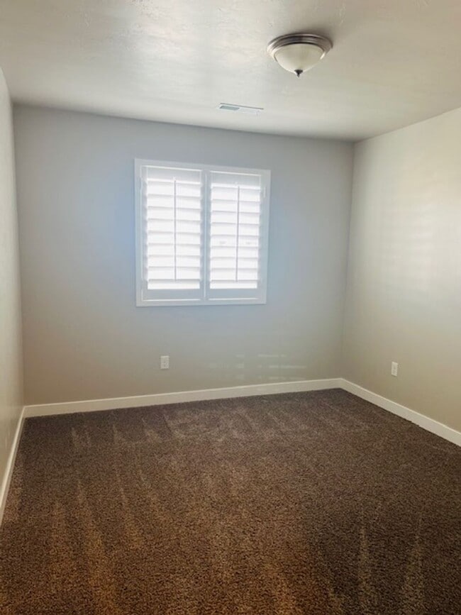 Building Photo - Beautiful home with central air and 2 car garage.