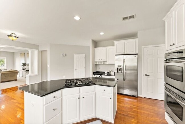 Building Photo - 243 Mindy Ct SE