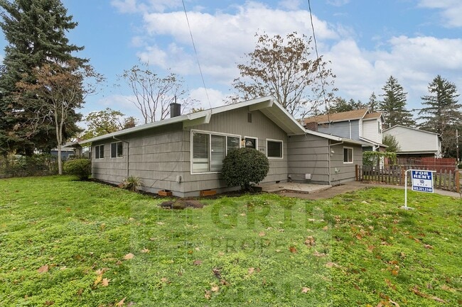 Building Photo - 3+ Bedroom House w/ Large Backyard - Southeast Portland!