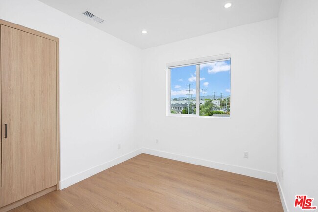 Building Photo - 5246 Auckland Ave