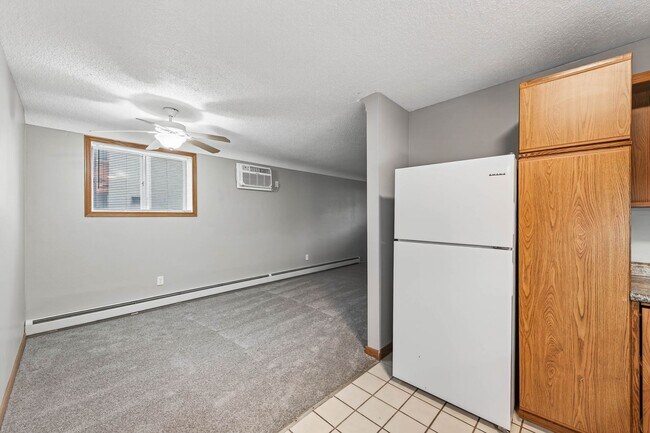 Building Photo - Updated Spacious 2BR/1 Bath Apartment Avai...