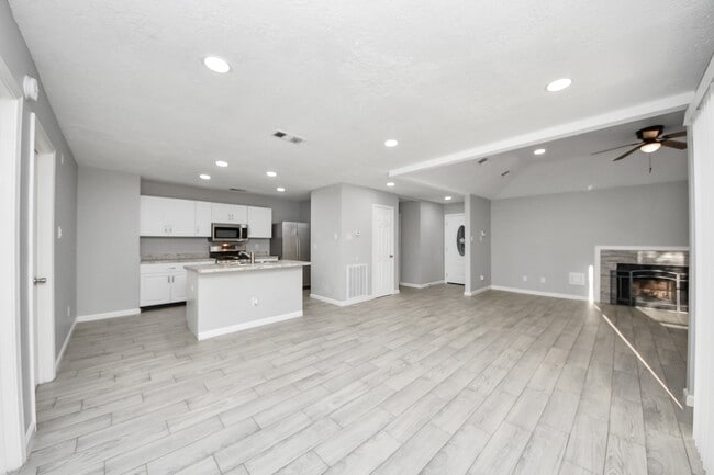 Building Photo - 2471 Falls Church Dr