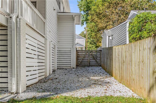 Building Photo - 207 Mellrich Ave NE
