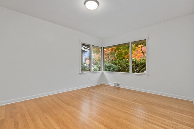 Building Photo - 4bd/2ba Seattle Home