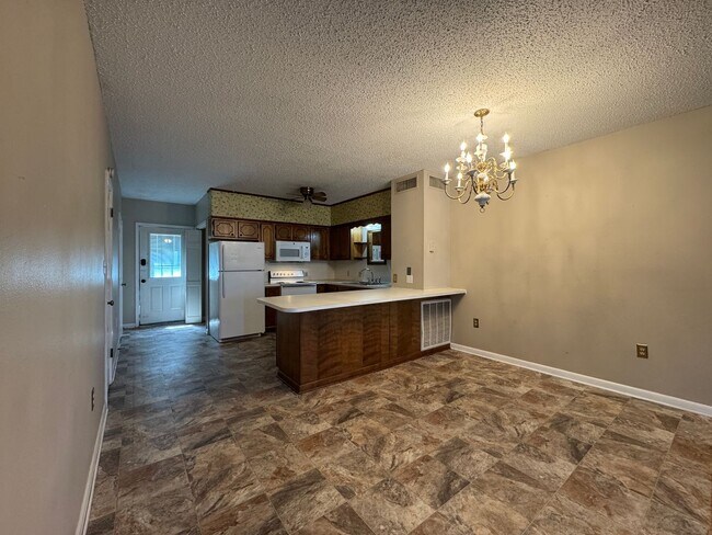 Building Photo - 2/1.5 1400sqft Townhouse with Water, Trash...