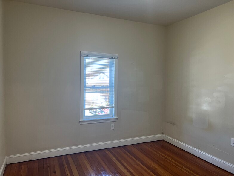 Building Photo - 179 Belmont St