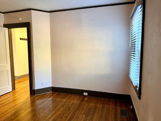 Building Photo - Charming Cape Cod Single Family with inground pool in Norfolk