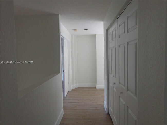 Building Photo - 991 Crestview Cir