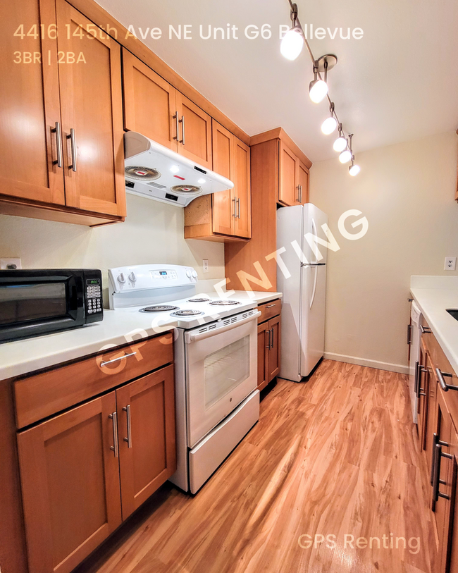 Building Photo - Beautiful Bed 3, Bath 2, in Racquet Club E...