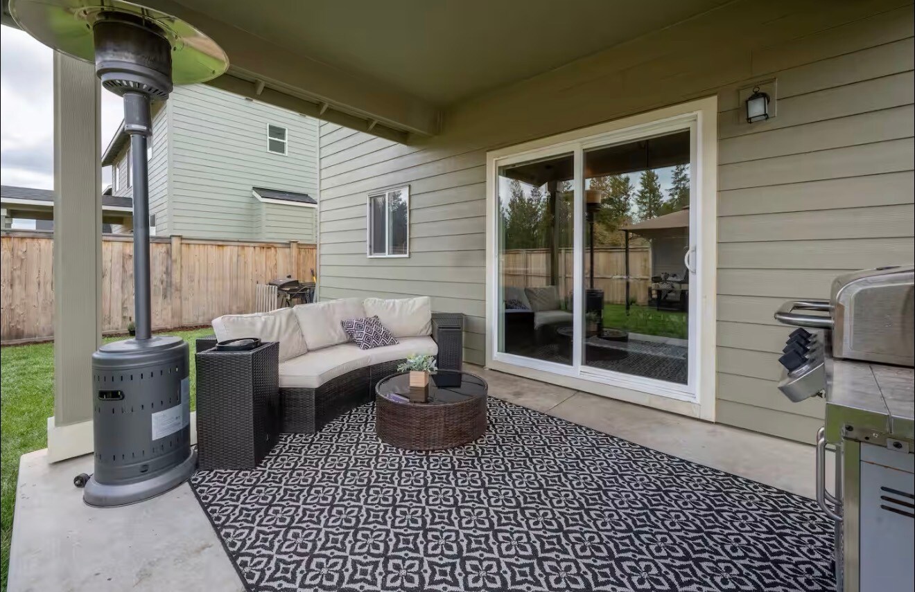 Building Photo - 16496 Pine Creek Dr