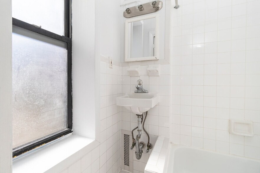 Building Photo - 224 E 95th St