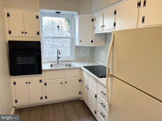 Building Photo - 1223 Drexel Ave