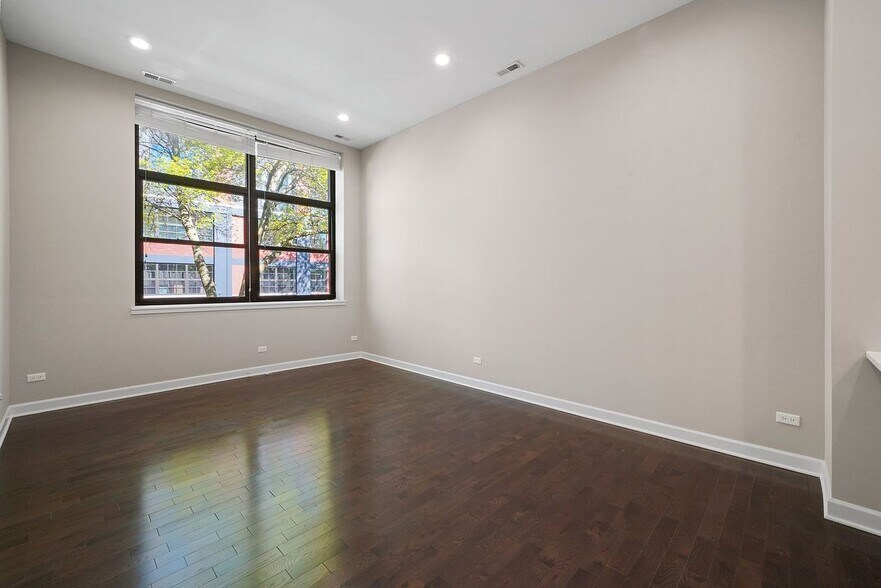 Building Photo - 2200 W Lawrence Ave