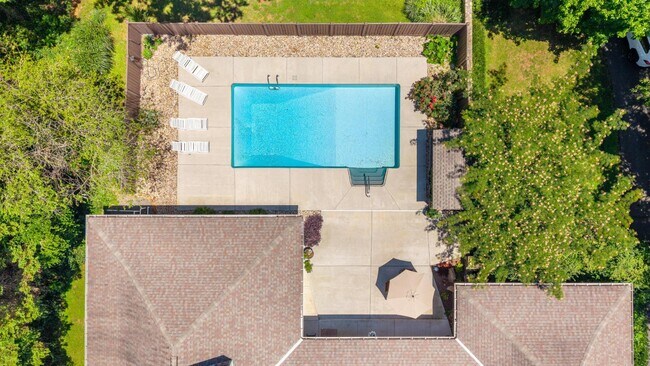 Building Photo - 615 Springhill Dr NE