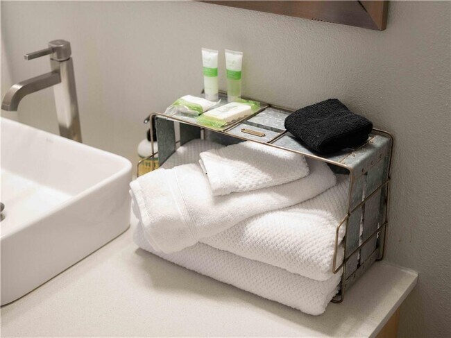 Building Photo - 352 W 5th St