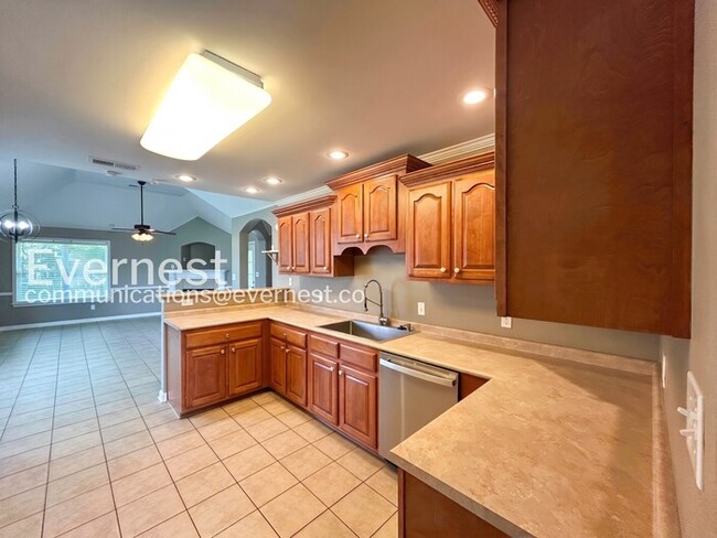 Building Photo - 4 Bed/2.5 Bath Home with Garage / Pet-Friendly / Vouchers Accepted / Available Now!