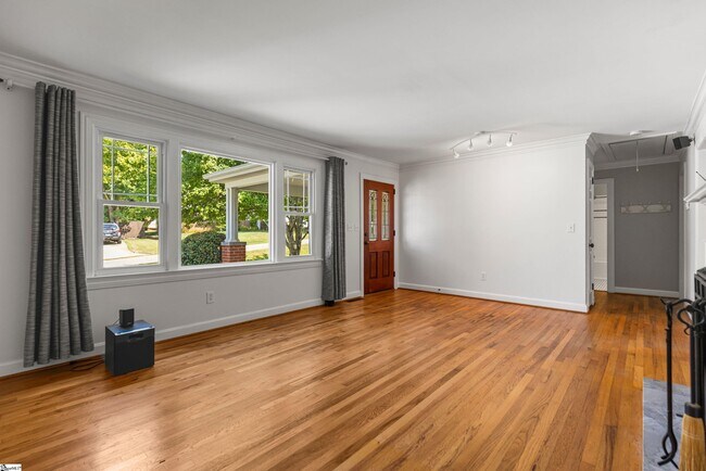 Building Photo - 112 N Rockview Dr