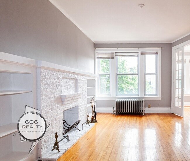 Building Photo - Large, Vintage Two Bedroom in Andersonville