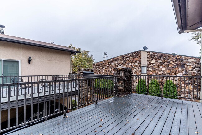 Building Photo - 2BD/2BA Condo located in Perkins Gardens