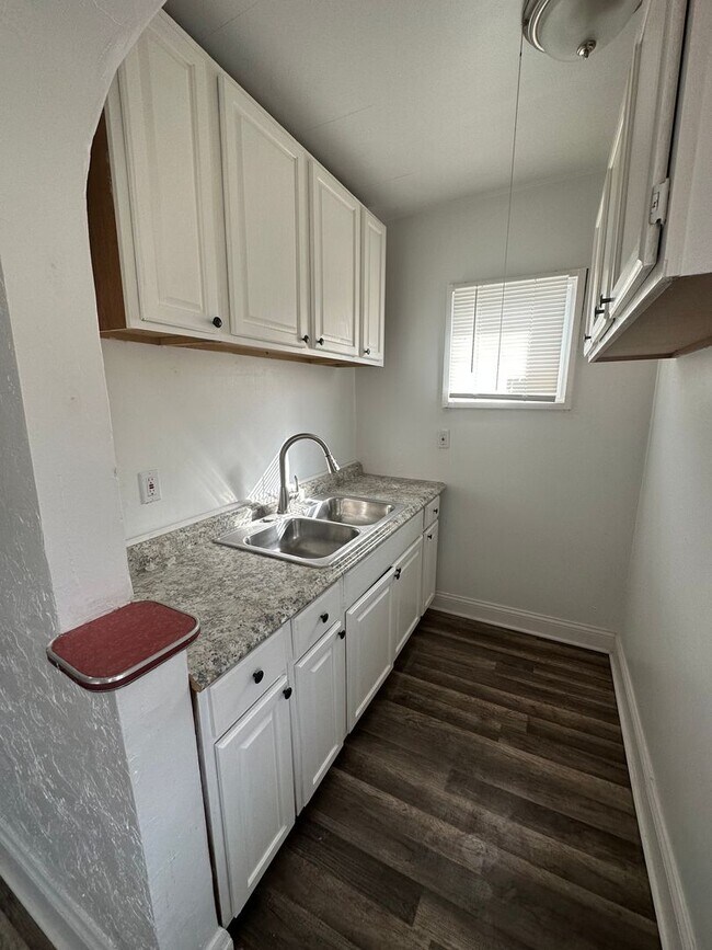 Building Photo - 3bd UPSTAIRS DUPLEX Cash Pay/Section 8